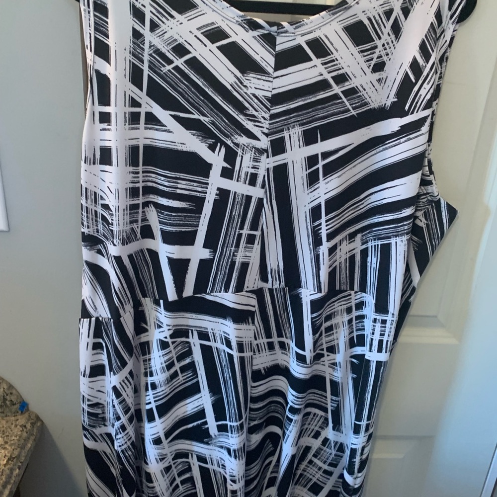 Abstract jumpsuit! 🖤🤍 - Picture 4 of 5